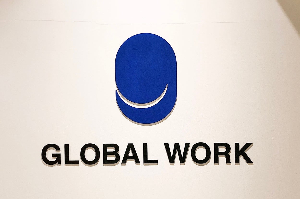 白い背景に「GLOBAL WORK」の文字とシンプルなロゴマーク。