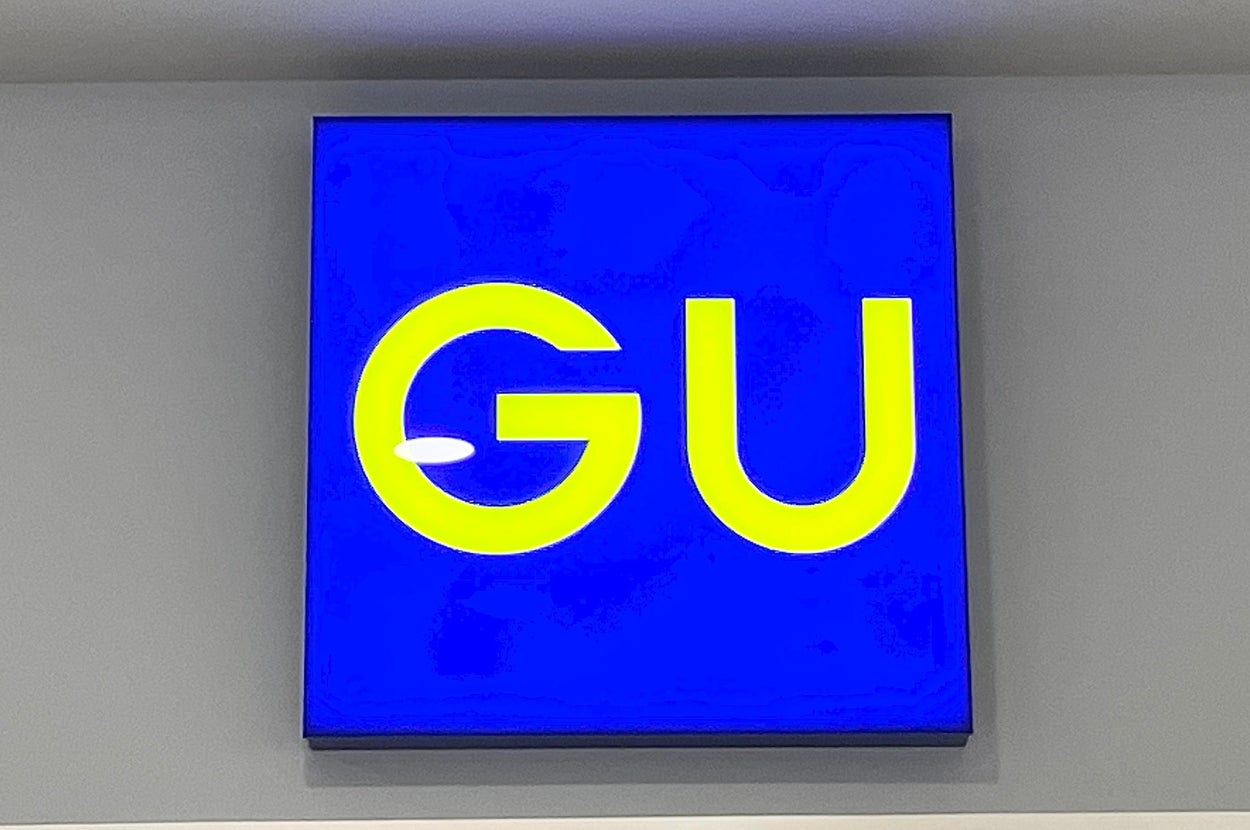 「GU」と書かれた店舗のロゴ看板。シンプルで明るいデザインが特徴。