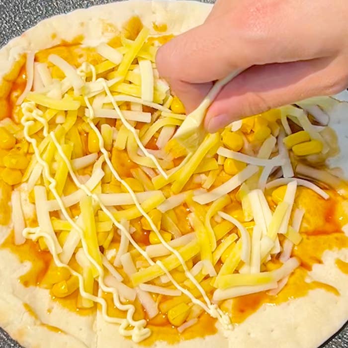 調理途中の照り焼きピザ