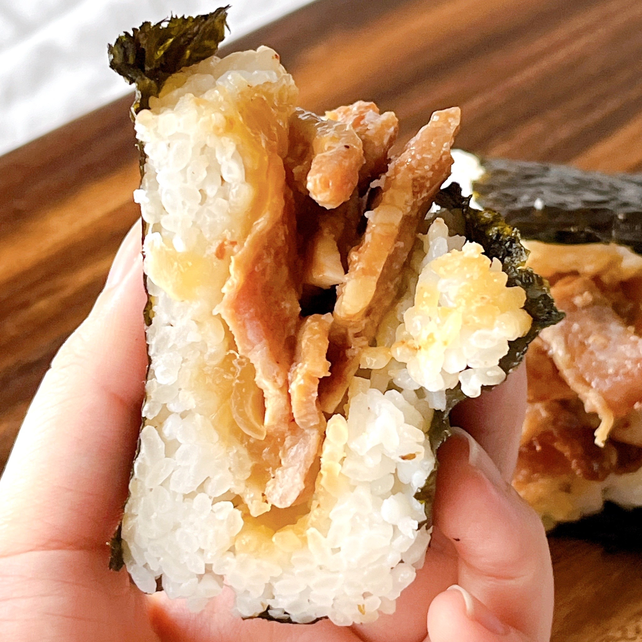 お肉てんこ盛りで笑った！ローソンの「やけくそおにぎり」ボリュームが