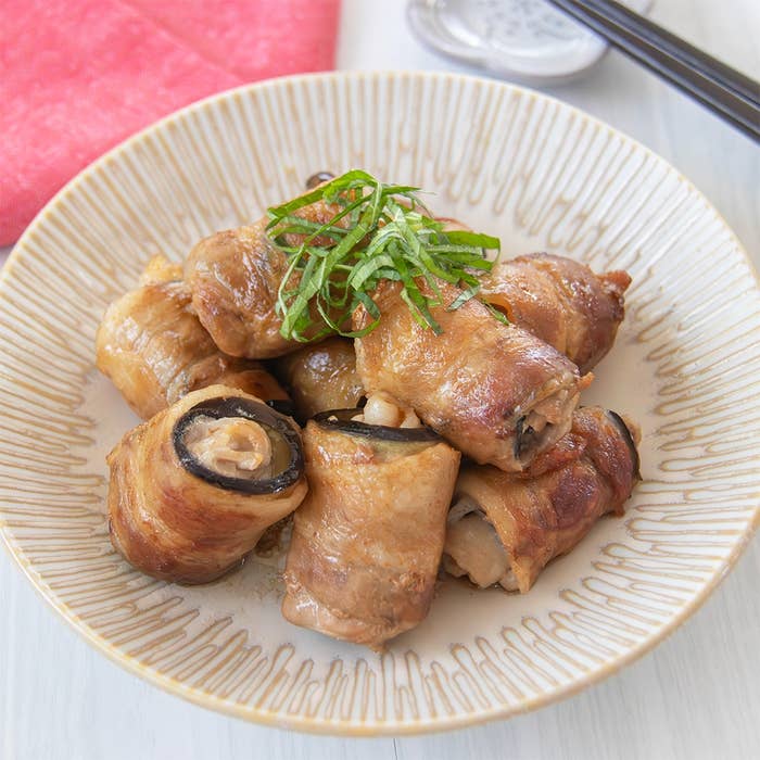 なすと豚バラ肉を巻いて焼いたおかずが皿に盛られている。上には大葉がのっている。