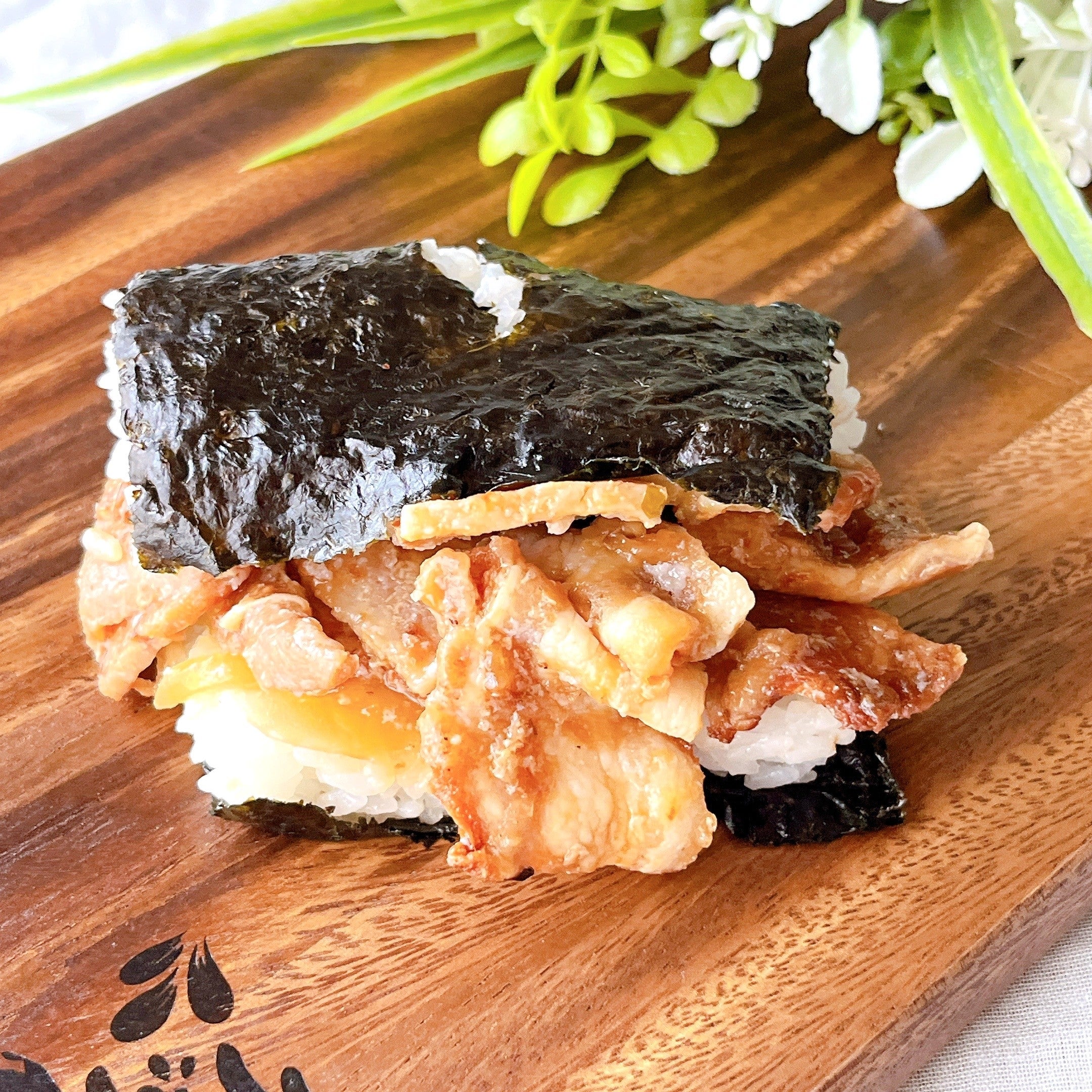 お肉てんこ盛りで笑った！ローソンの「やけくそおにぎり」ボリュームが