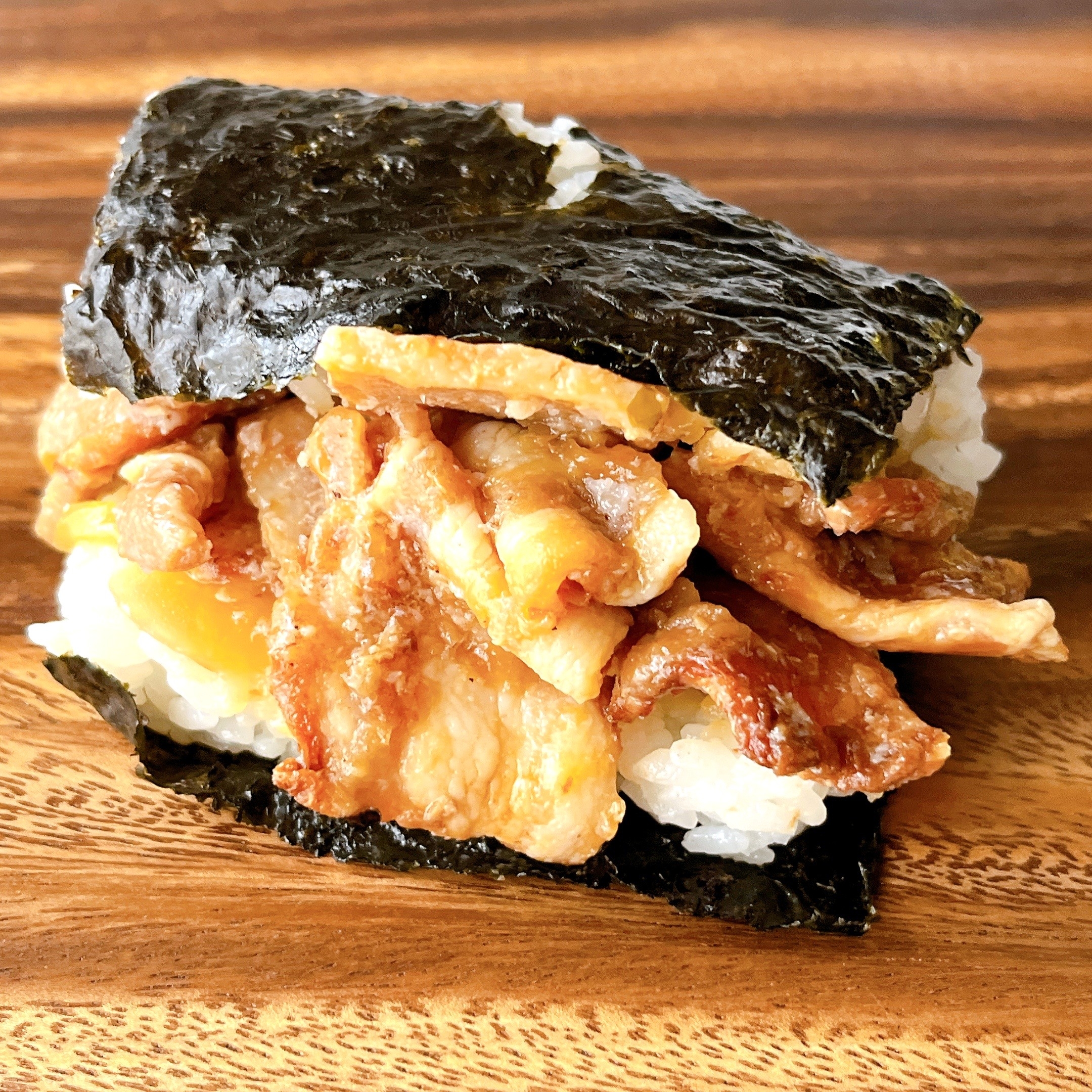 お肉てんこ盛りで笑った！ローソンの「やけくそおにぎり」ボリュームが