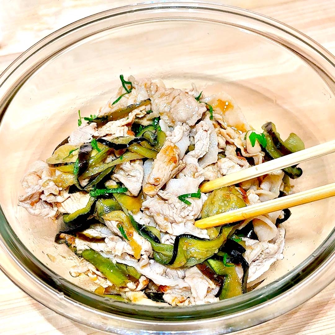 ガラスのボウルに入った肉と野菜の炒め物。食べやすくする工夫がされている料理。