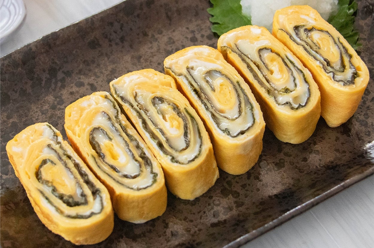 焼きのりとスライスチーズが入った卵焼きが並んでいる。横には大根おろしが添えられている。