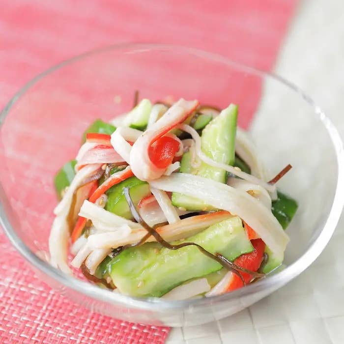 グラスボウルに盛られた、新鮮なキュウリとカニカマのサラダ。