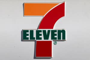 セブン-イレブンのロゴ。大型の赤い数字「7」に「ELEVEN」が緑色で重なっているデザイン。