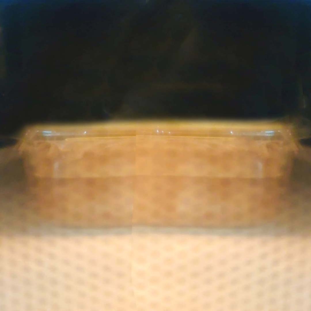 ぼんやりとした容器の画像が中央にあり、背景は暗いです。