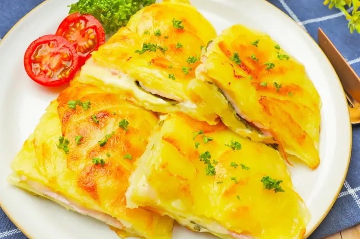 お皿に盛られたじゃがいも料理、横にトマトとパセリの飾り。