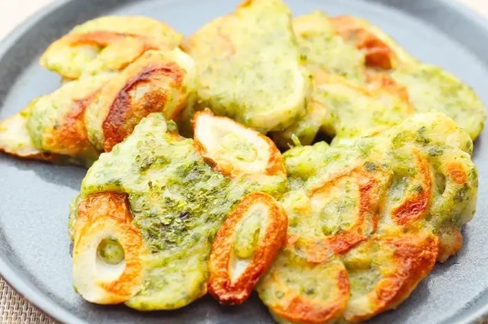 お皿に盛られた緑色の衣をまとった揚げ物。