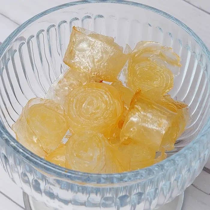 透明なガラスのボウルに入ったキャンディの巻き飴。