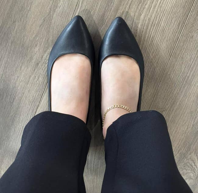 reviewer wearing achromatic  flats