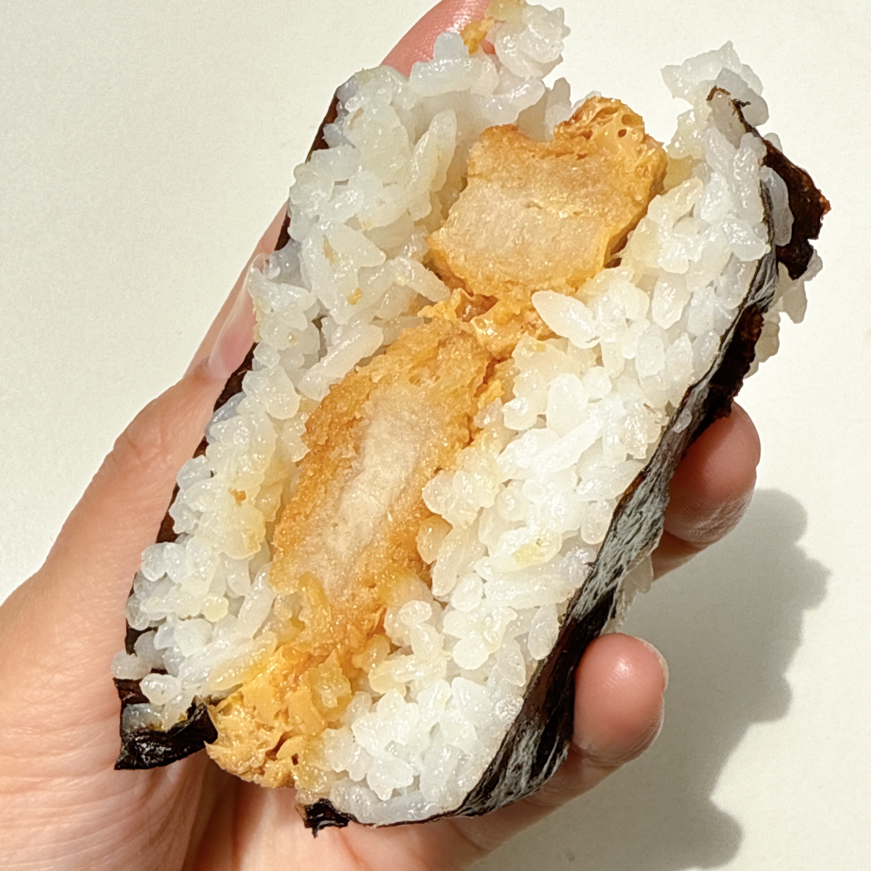 お肉てんこ盛りで笑った！ローソンの「やけくそおにぎり」ボリュームが