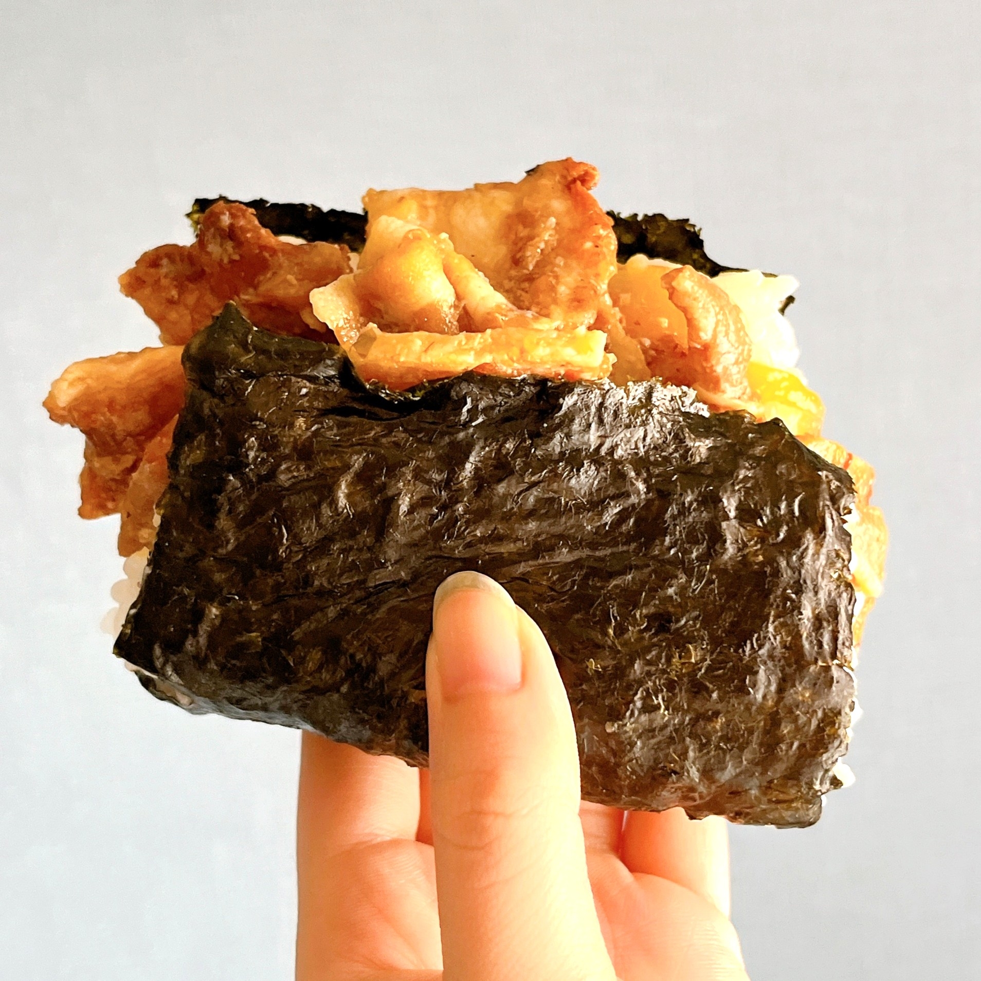 お肉てんこ盛りで笑った！ローソンの「やけくそおにぎり」ボリュームが