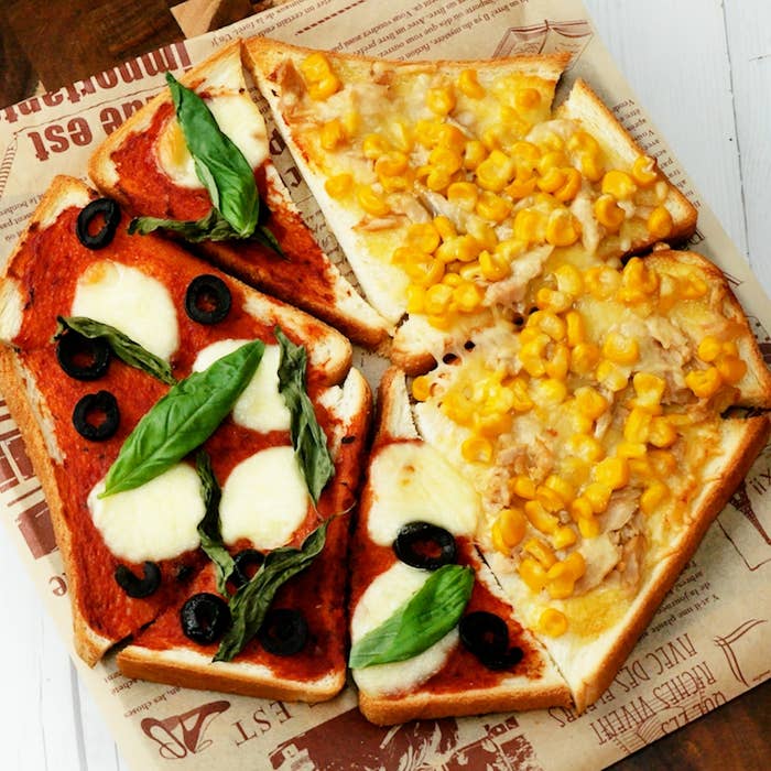 オリーブとモッツァレラチーズとバジルがのったピザトーストと、ツナとコーンがのったチーズトースト