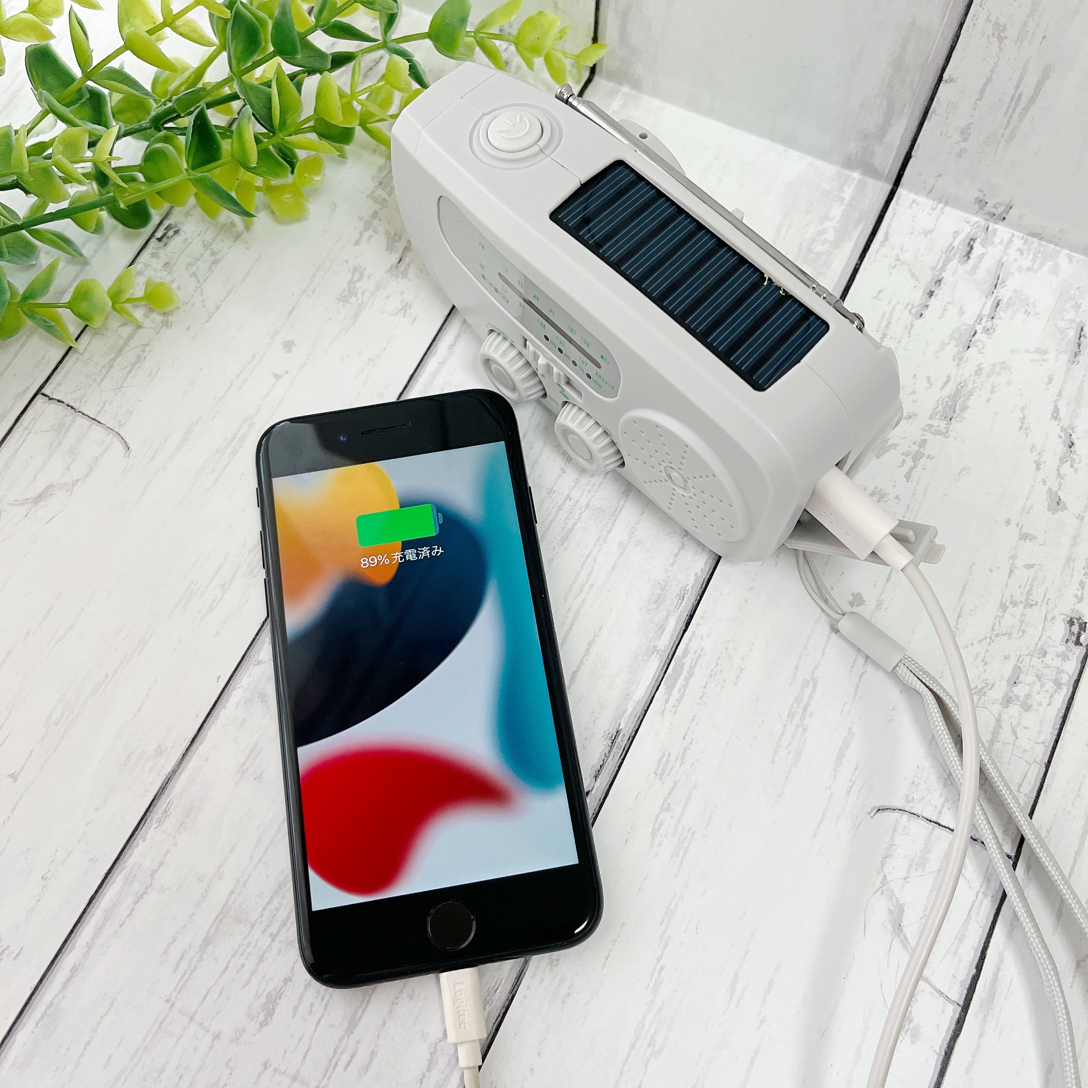 3COINS♡手回し式スマホ充電ラジオライト 新機能SOSブザー付き！》手回し式スマホ充電ラジオライト