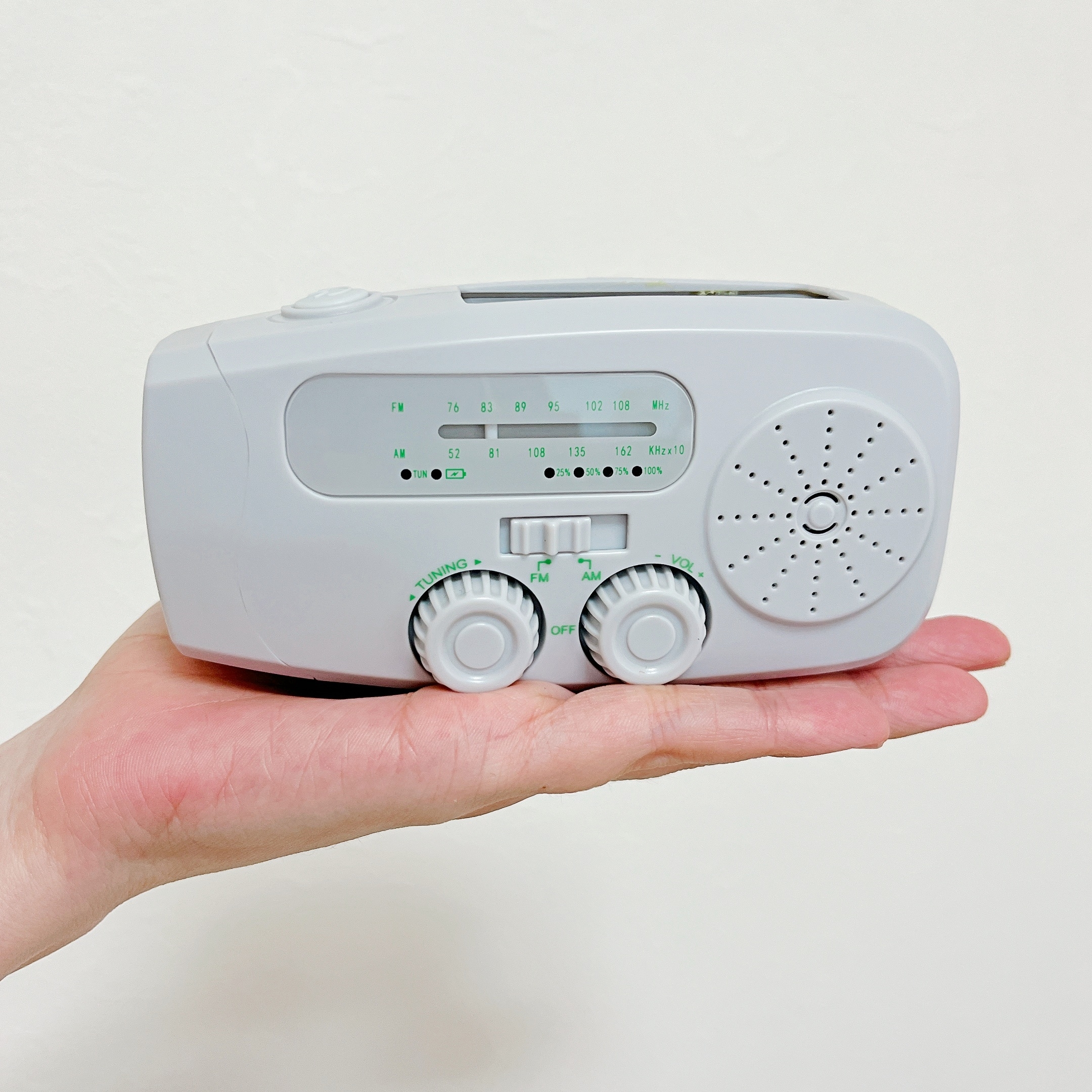 3COINS】2750円の「多機能ラジオ」がコスパ最高すぎる…！スマホ