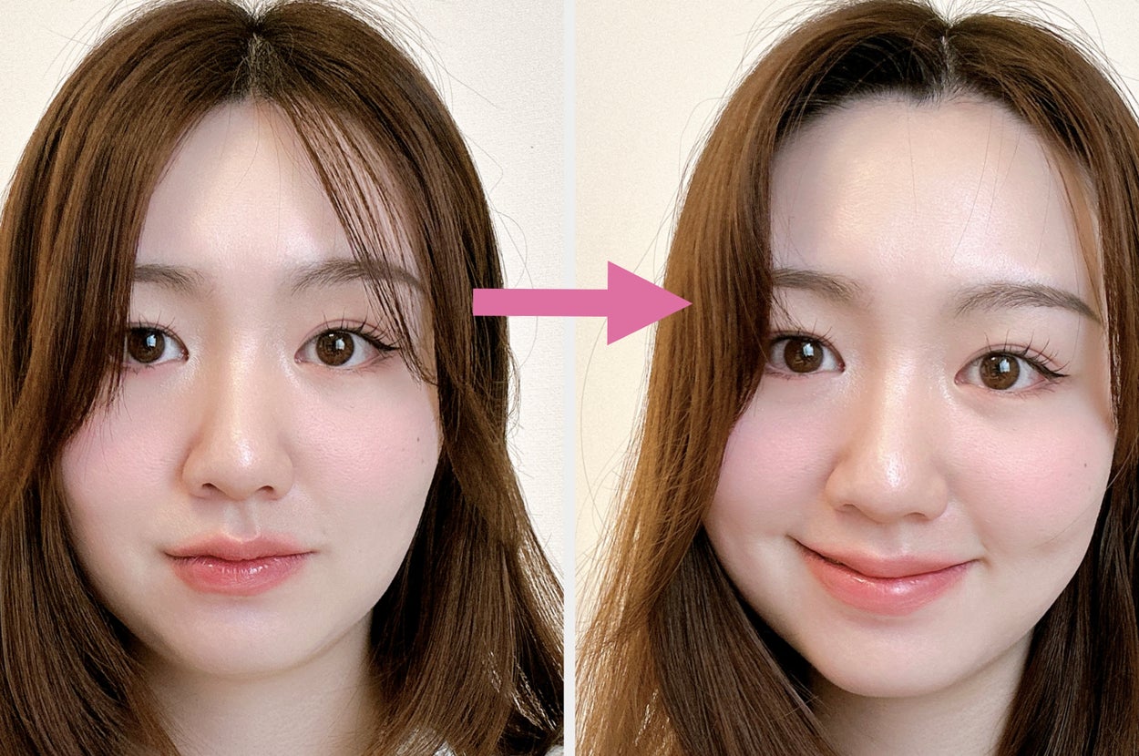 女性が髪を整えながらスカルプケアをしている様子。クローズアップされた頭皮とコームが見える。