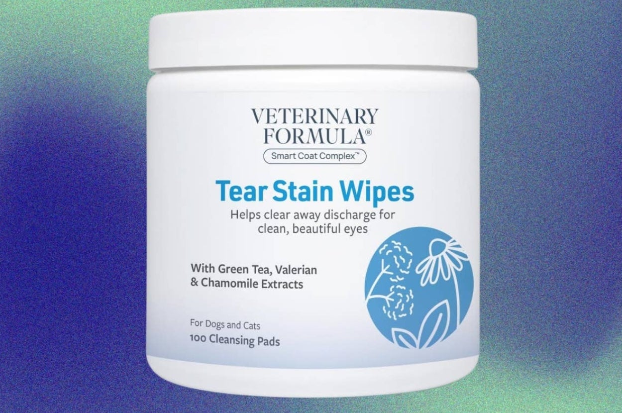Veterinary Formula Tear Stain Wipes container for pets, promotes eye cleanliness with green tea and chamomile. Contains 100 cleansing pads