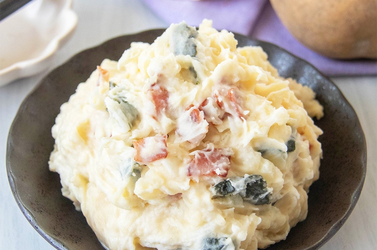 じゃがいも、長芋、ベーコン、のりが入ったクリーミーなポテトサラダが黒い皿に盛られています。