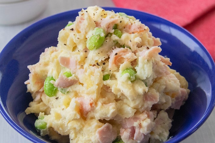 洗い物が少なく手軽に作れるハムや枝豆が入ったポテトサラダ。