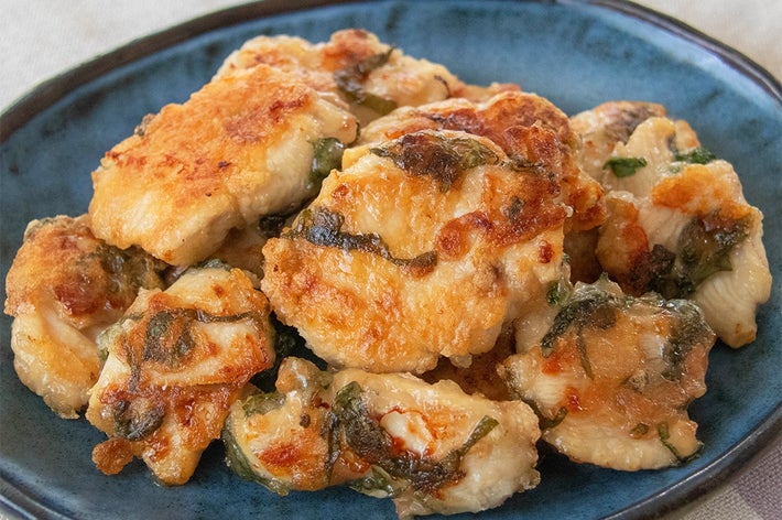 鶏むね肉の梅しそ焼きが青い皿に盛られている。