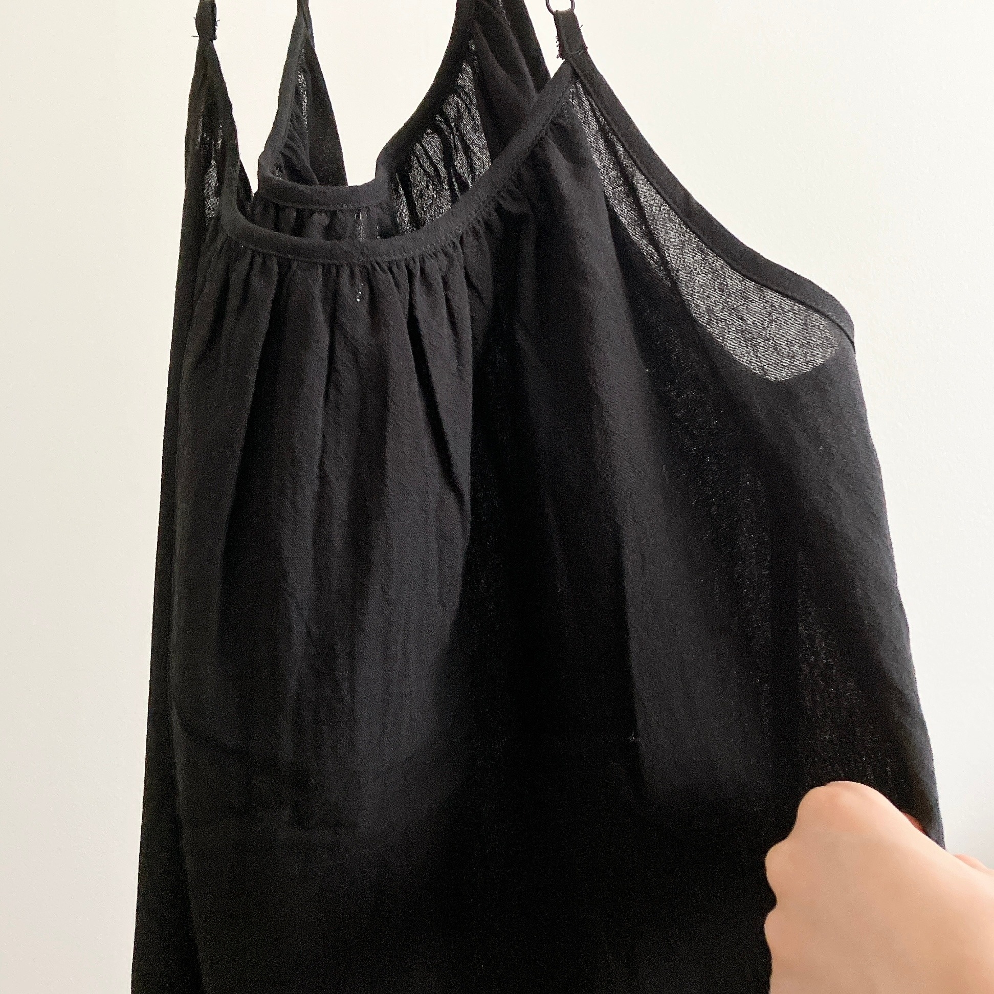 ハニーズの「ギャザーキャミワンピース」