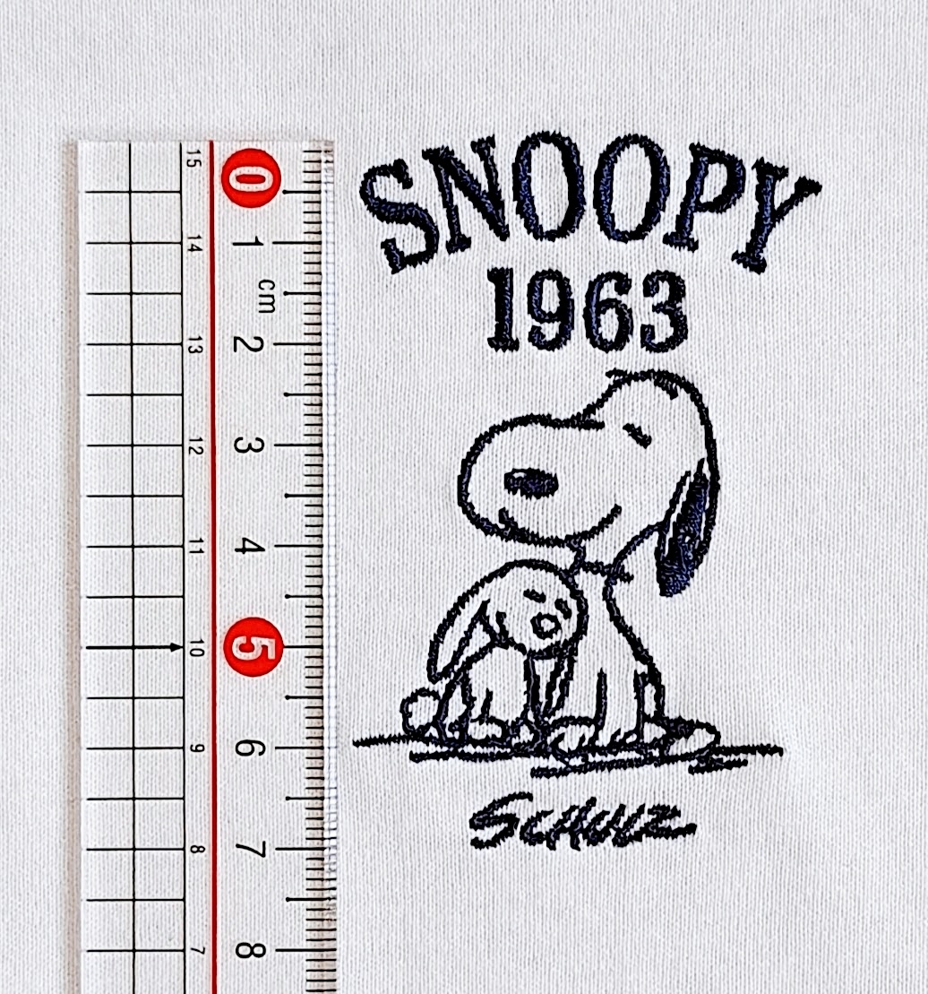 定規の横にスヌーピーとウサギが刺繍された「SNOOPY 1963 SCHULZ」デザインの布。
