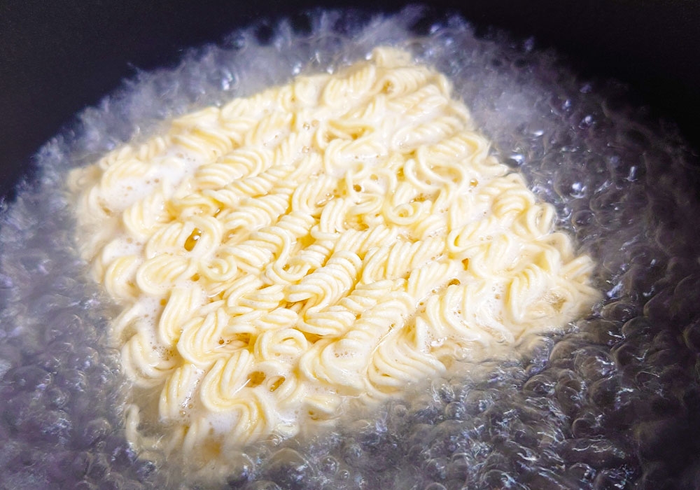 麺を茹でるところまでは通常どおり（Munenori Umeki / BuzzFeed Japan）