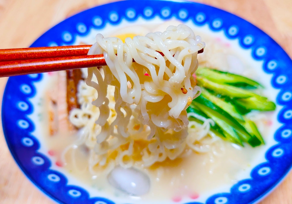 冷たくてもしっかりスープが麺に絡む（Munenori Umeki / BuzzFeed Japan）