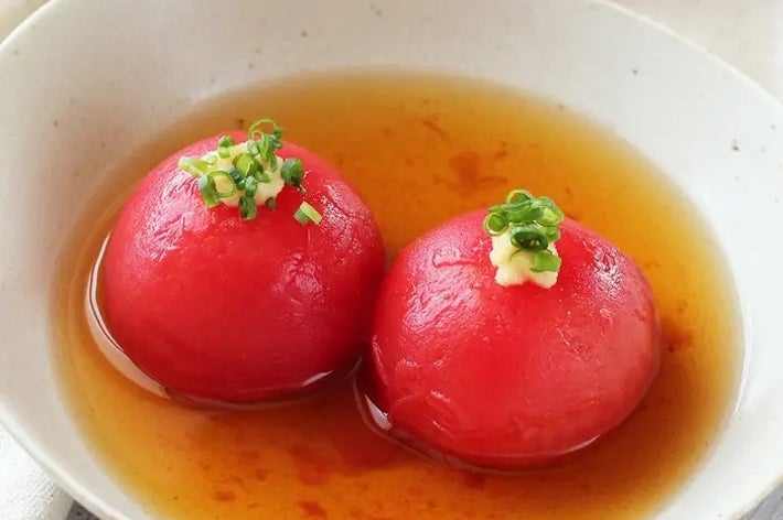 器に盛られただしとトマト、小ねぎと生姜のトッピング。