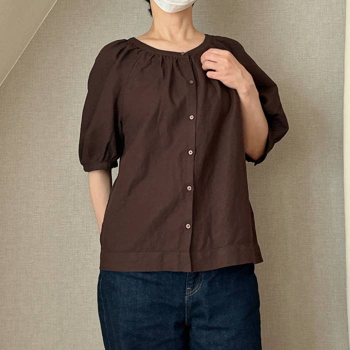 ユニクロの「リネンブレンドボリュームスリーブブラウス」