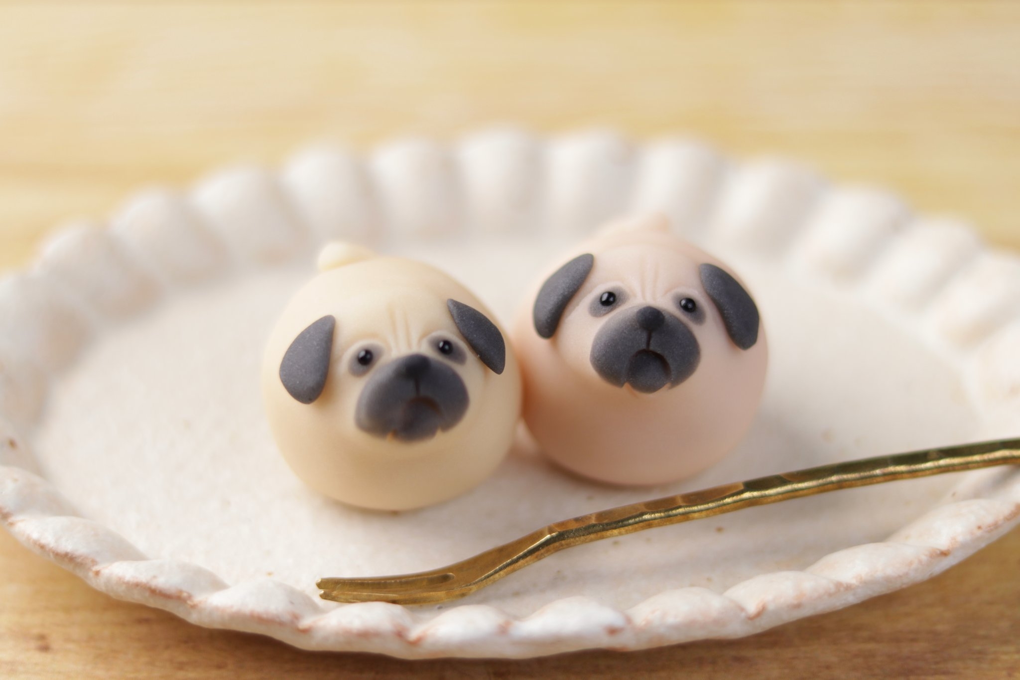 練り切りで作られたパグ。三宅 正晃(@beniyamiyake)さんのXより