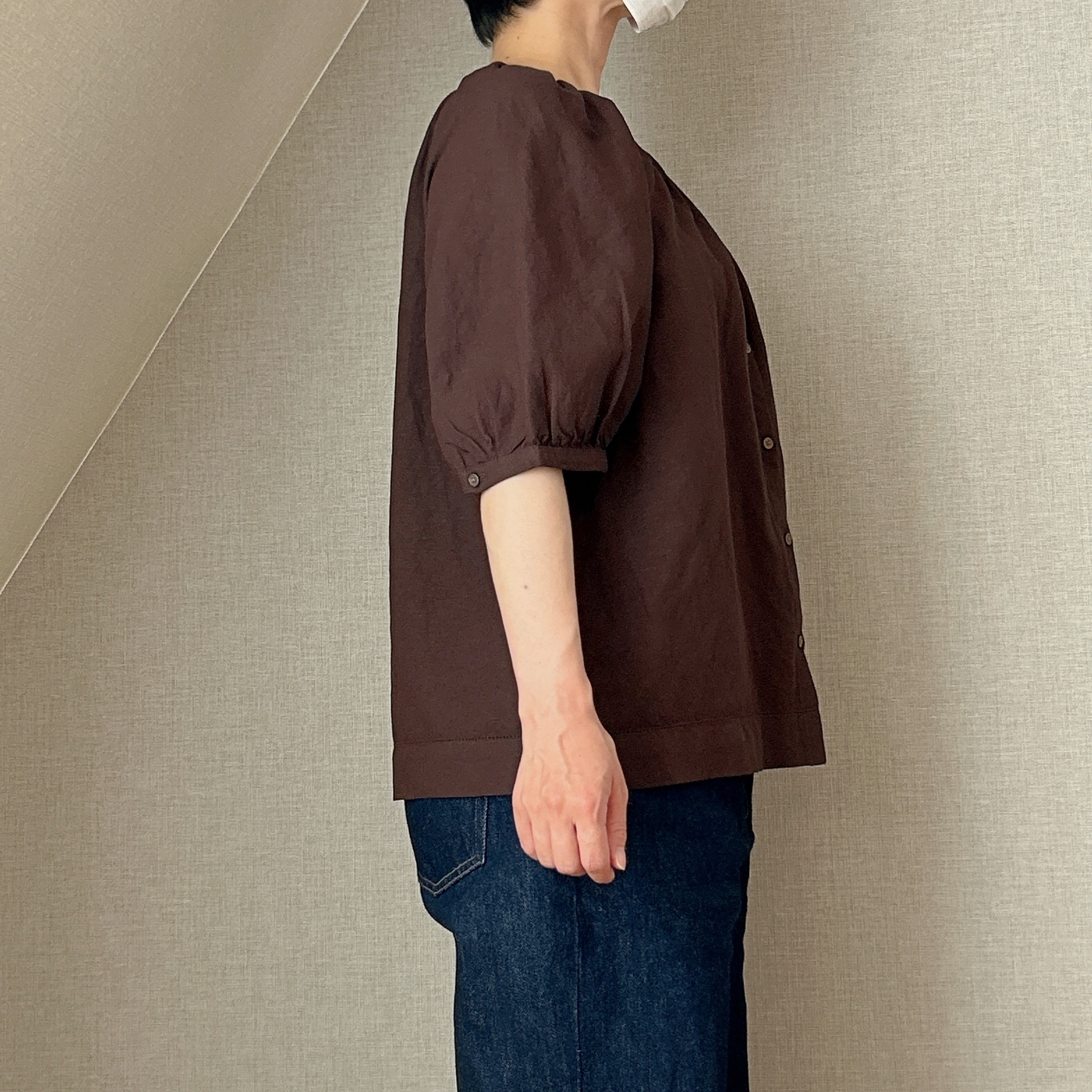 ユニクロの「リネンブレンドボリュームスリーブブラウス」
