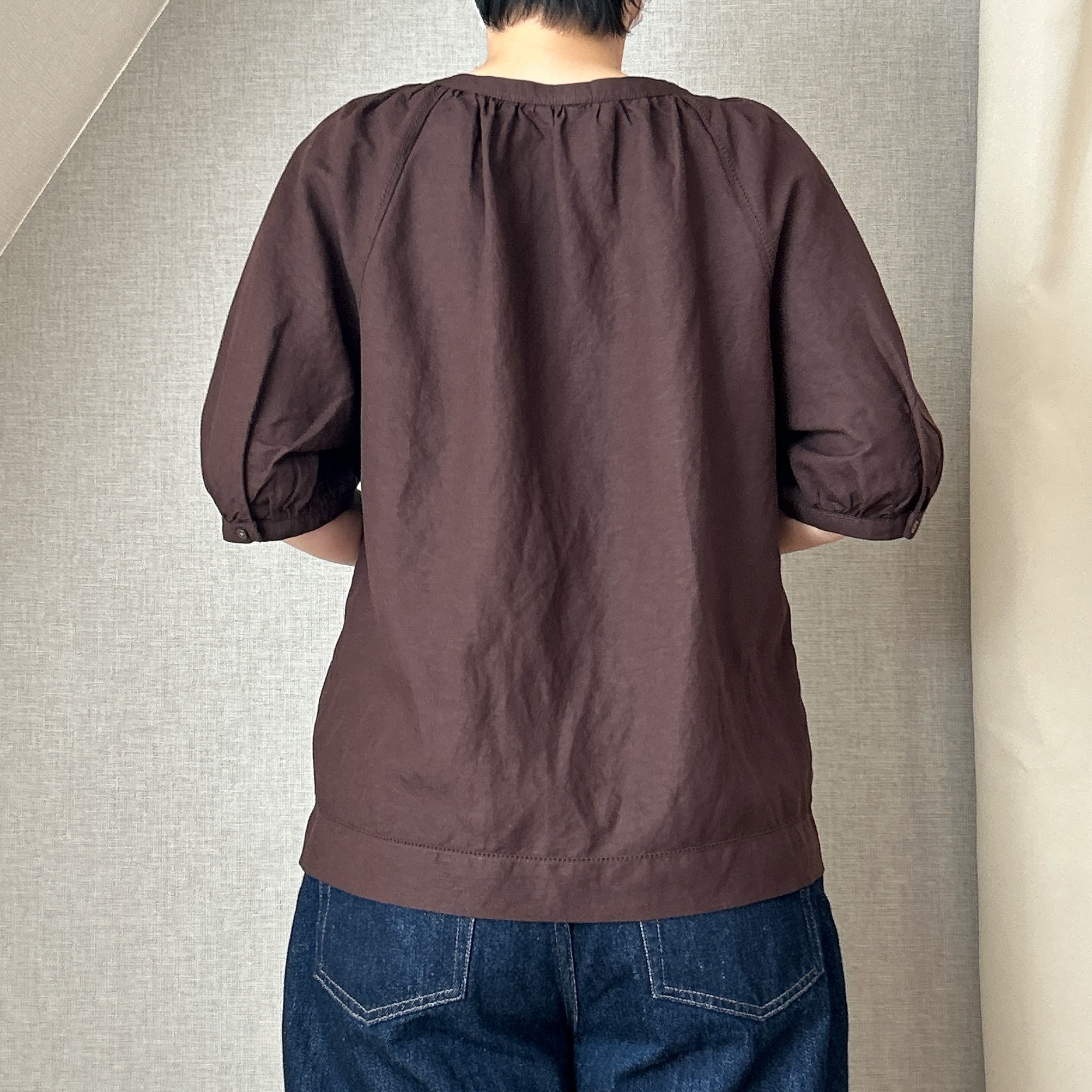 ユニクロの「リネンブレンドボリュームスリーブブラウス」
