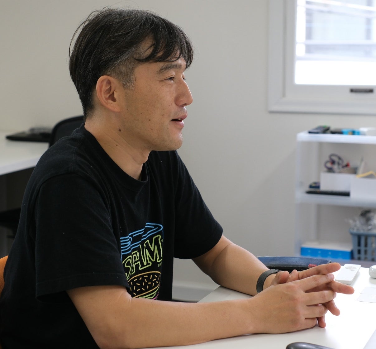 インタビューに応じる梶原健司さん（撮影：安藤健二）