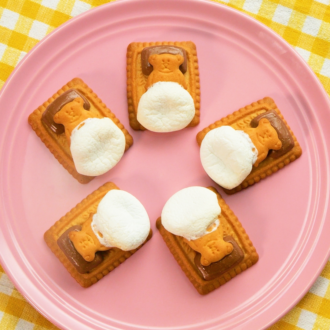 くまさんお布団トースト♪ お布団で寝るクマさん♡マシュマロクッキー レシピ・作り方｜Tasty