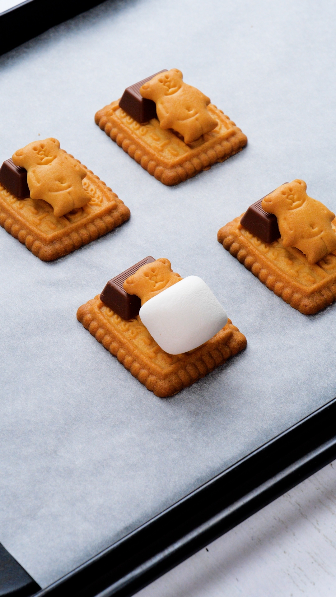 お布団で寝るクマさん♡マシュマロクッキー レシピ・作り方｜Tasty