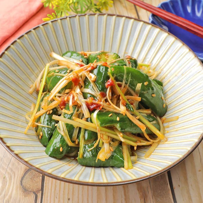 野菜とゴマで作られたきゅうりのサラダが器に盛られている。