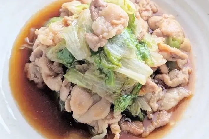 皿に盛られた豚肉とキャベツの煮物料理。