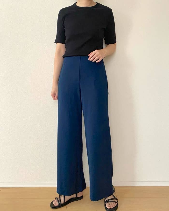 ユニクロの「クレープジャージーストレートパンツ」