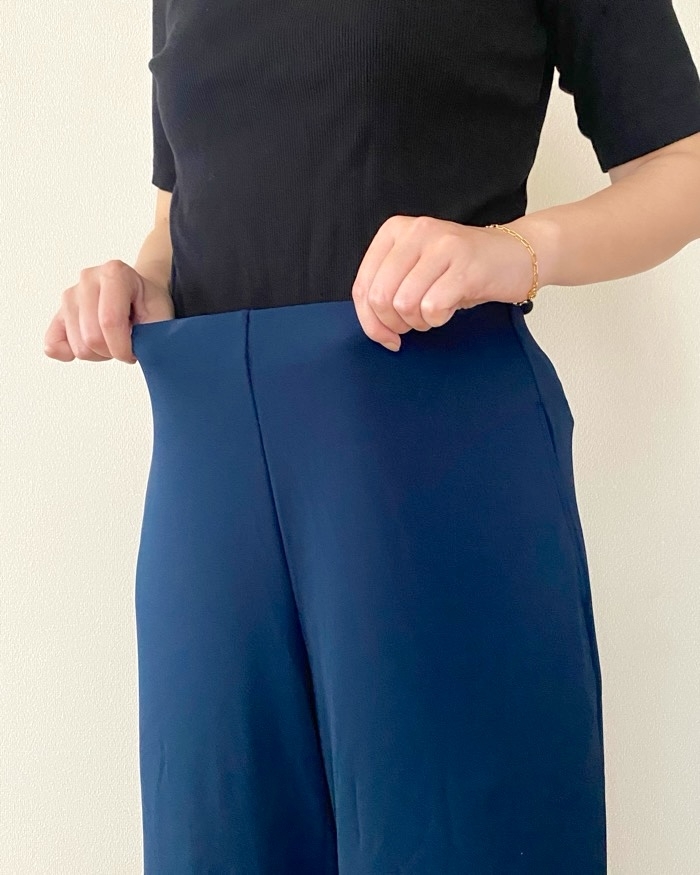 ユニクロの「クレープジャージーストレートパンツ」