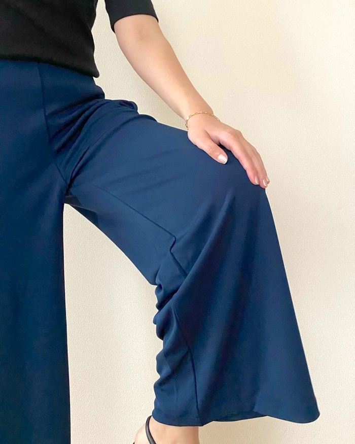 ユニクロの「クレープジャージーストレートパンツ」