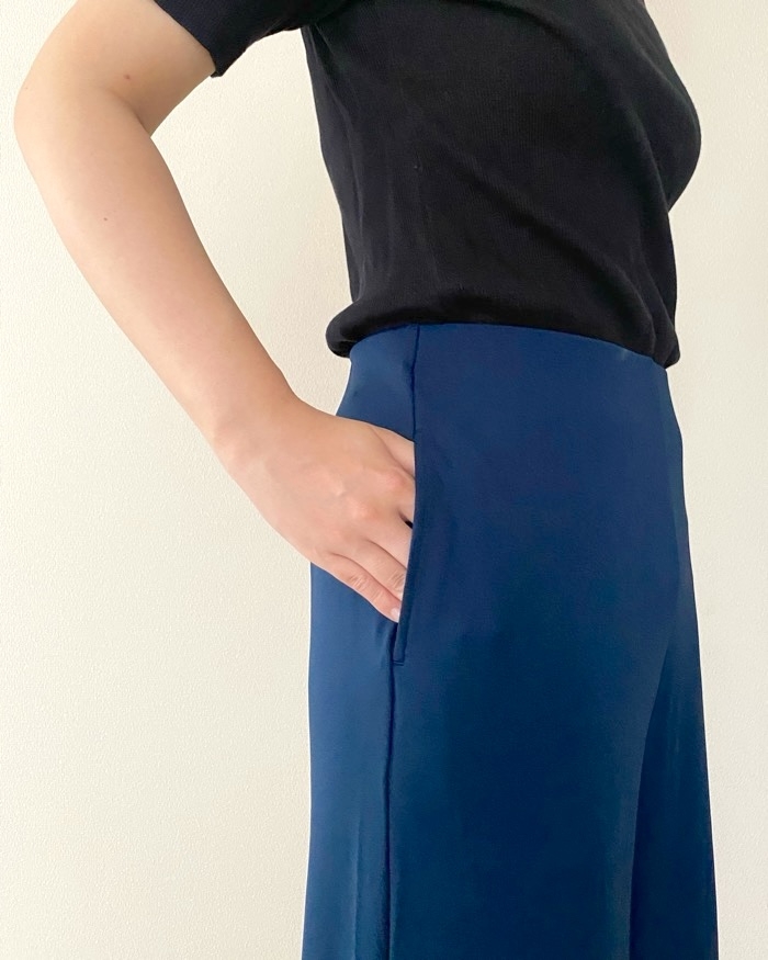 ユニクロの「クレープジャージーストレートパンツ」