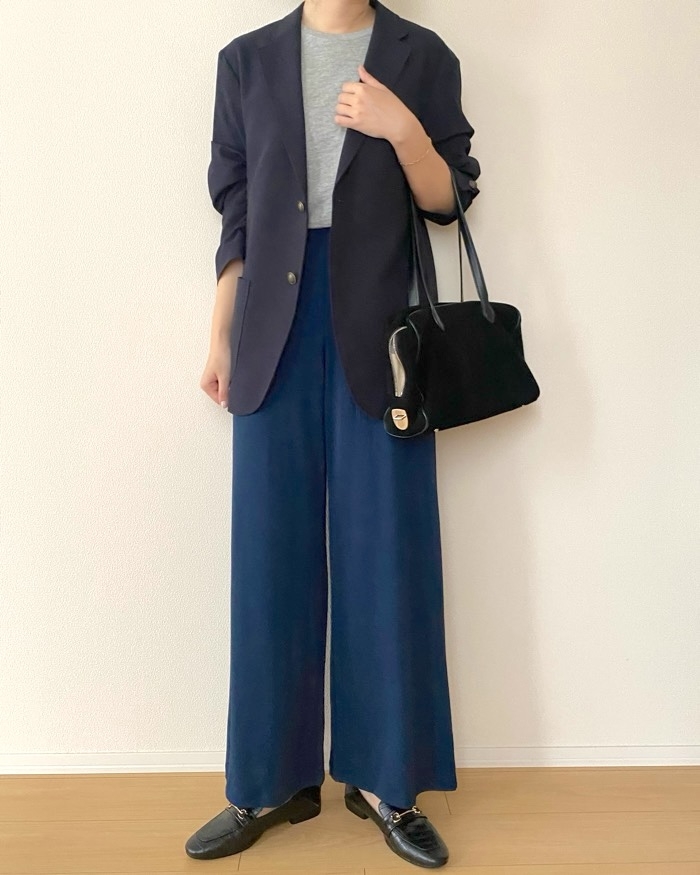 ユニクロの「クレープジャージーストレートパンツ」