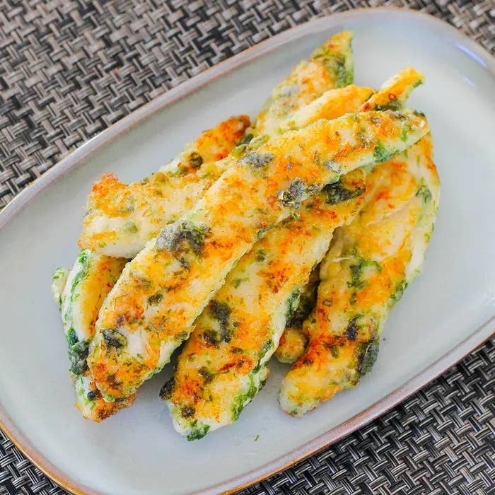 おいしそうな鶏ささみの磯辺焼きが白い皿に盛り付けられている。