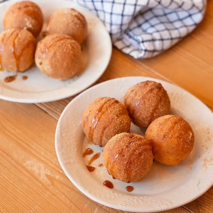 おからとホットケーキミックスで作ったドーナツ。きな粉と黒蜜がかかっています。