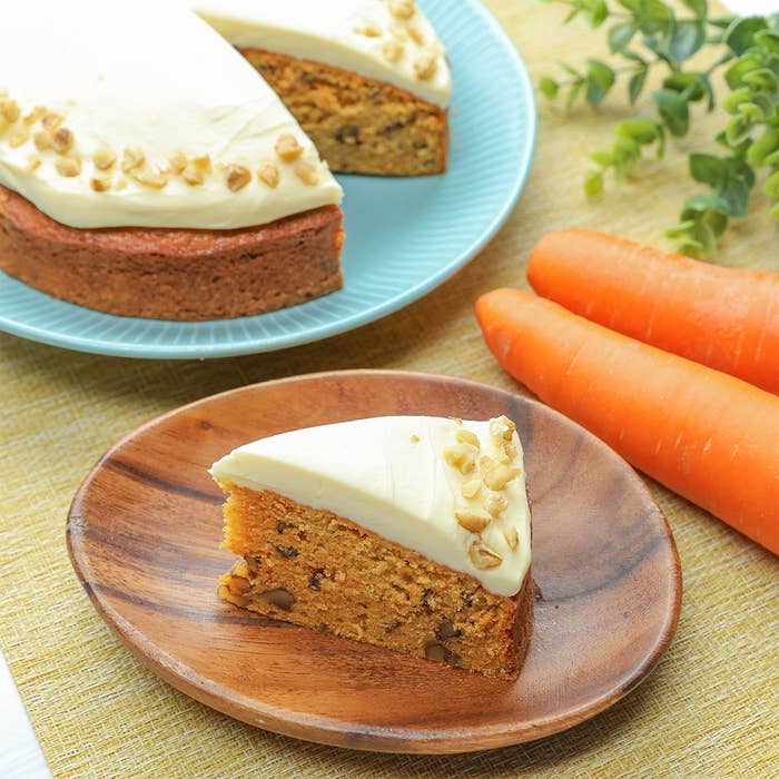 ホットケーキミックスで作ったナッツ入りのキャロットケーキ。白いクリームチーズフロスティングがのっている。