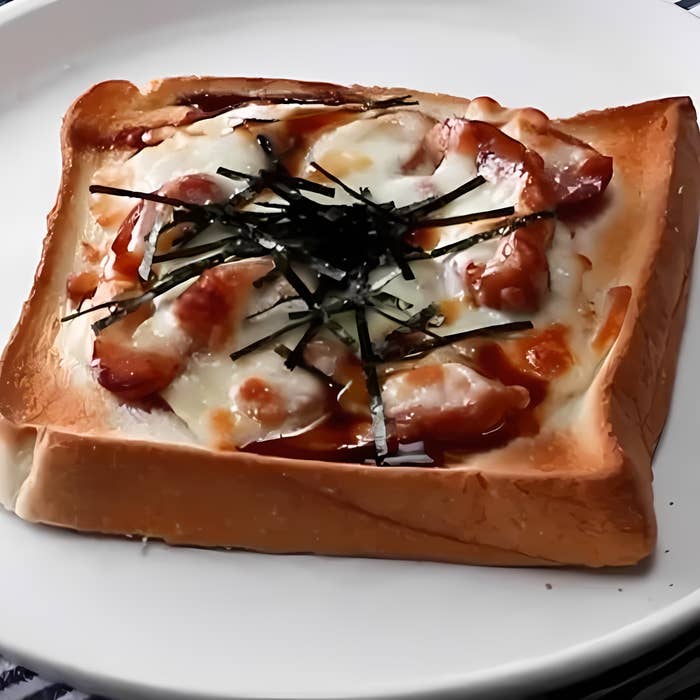 パンの上にソーセージ、チーズ、海苔がトッピングされた料理。