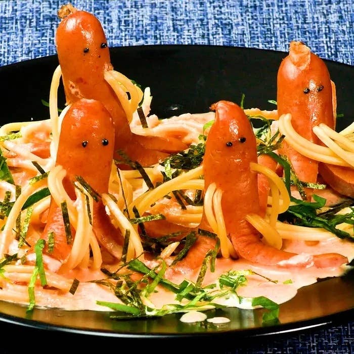 ソーセージのタコ型アートにした料理。パスタが脚のように配され、ユニークで楽しげな雰囲気。